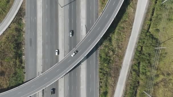 ドローンの映像 田舎の交差点を渡る橋の交通の風景 — ストック動画
