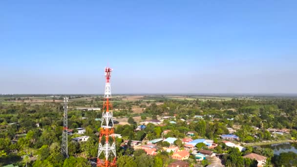 Drohne Schoss Luftaufnahme Malerische Landschaft Telekommunikationsturm Auf Dem Land — Stockvideo