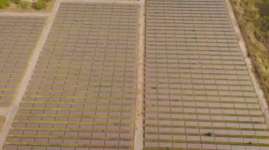 İnsansız hava aracı, güneş panellerinin temiz enerji alternatif enerjisiyle elektrik üreten güneş panellerini görüntüler.