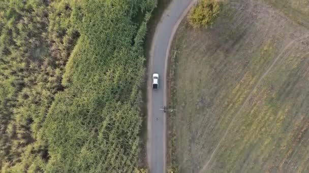 Drone Footage Vue Aérienne Paysage Pittoresque Conduite Camionnette Route Déserte — Video