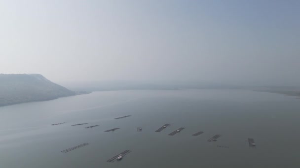 Drohnenaufnahmen Luftaufnahme Malerische Landschaft Der Fischerei Floß Fischkäfig Süßwasser — Stockvideo