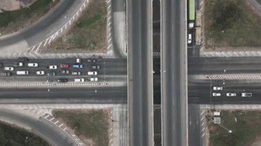 İnsansız hava aracı, köprüdeki trafiğin kırsal kesişme noktasındaki manzarasını görüntülüyor.