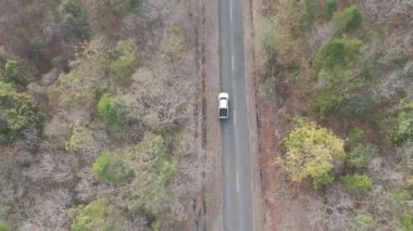 Drone 'un hava görüntüsü kurak mevsimde kırsal alanda terk edilmiş kamyonet yolu manzarası.