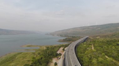M6 otoyolu Nakhon Ratchasima Eyaleti Bang Pa-in. Lam Ta Khong Nehri ve Dağı. Manzaranın insansız hava aracı görüntüsü kırsal bölge trafiği. Nakhon Ratchasima Tayland. Korat Otoyolu