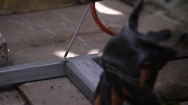 Yakın çekim elektrik kaynağı, çelik boru. Demir kaynaklama diy kavramı