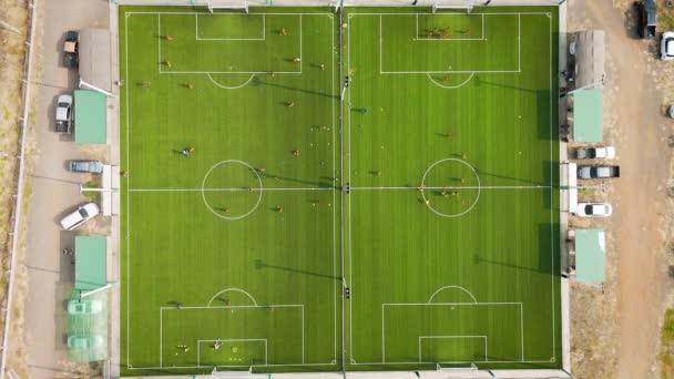 Съемки Беспилотника Воздуха Многих Людей Занимаются Спортом Искусственном Травяном Футбольном — стоковое видео