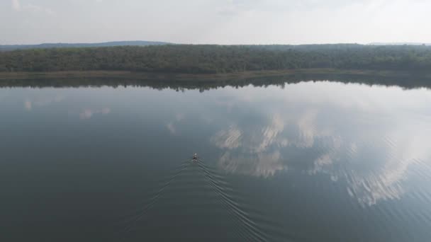 Drone Disparó Vista Aérea Paisaje Escénico Gran Presa Río Bosque — Vídeo de stock