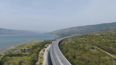 M6 otoyolu Nakhon Ratchasima Eyaleti Bang Pa-in. Lam Ta Khong Nehri ve Dağı. Manzaranın insansız hava aracı görüntüsü kırsal bölge trafiği. Nakhon Ratchasima Tayland. Korat Otoyolu