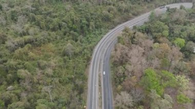 Kırsal otoyoldaki trafiğin insansız hava aracı görüntüsü