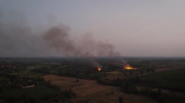 İnsansız hava aracı görüntüleri, yoğun bir otoyolun yanında orman yangınının manzaralı manzarası yanıyor. Büyük bir duman bulutu yükseliyordu. Kurak mevsimde doğal afetler