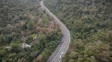 Kırsal otoyoldaki trafiğin insansız hava aracı görüntüsü
