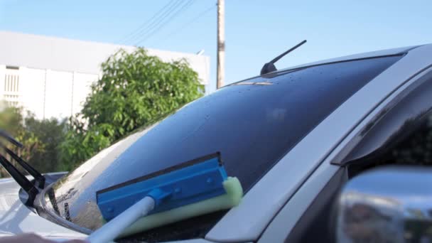 Egy Férfi Keze Aki Habsamponnal Vízpermetezéssel Mos Autót Autóápolás Takarítás — Stock videók