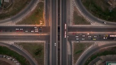 İnsansız hava aracı, köprünün üzerindeki trafik manzarasını gösteriyor. Kırsal kesişme noktasında, alacakaranlık vakti.