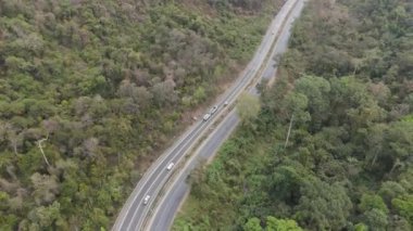 Orman ve dağ arasındaki kırsal trafiğin manzaralı manzarası.