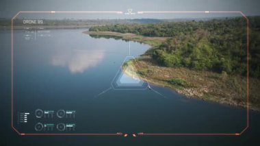 Droine UI Drone, büyük nehirde yüzen teknenin hava manzaralı manzarasını çekti.
