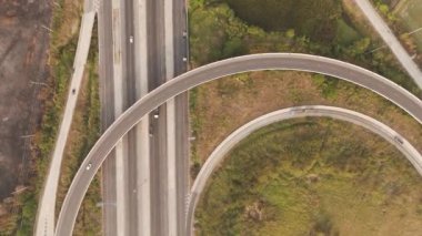 İnsansız hava aracı, köprünün üzerindeki trafik manzarasını gösteriyor. Kırsal kesişme noktasında, alacakaranlık vakti.