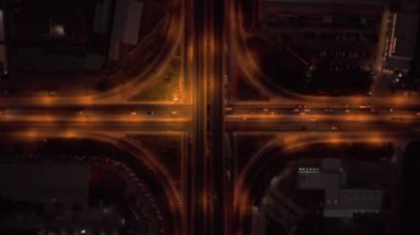 İnşaat aşamasındaki drone görüntüleri köprü ve karayolu üzerinde kırsal kesimdeki trafik ile birlikte.