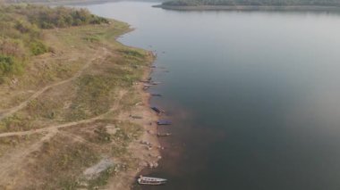 İnsansız hava aracı, büyük nehir barajı ve ormanın manzarasını çekti.