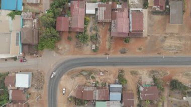 Drone kırsal bölgedeki yolun hava manzaralı manzarasını çekti.