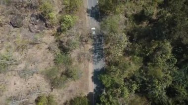 Drone 'un hava görüntüsü kurak mevsimde kırsal alanda terk edilmiş kamyonet yolu manzarası.