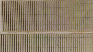 İnsansız hava aracı, güneş panellerinin temiz enerji alternatif enerjisiyle elektrik üreten güneş panellerini görüntüler.