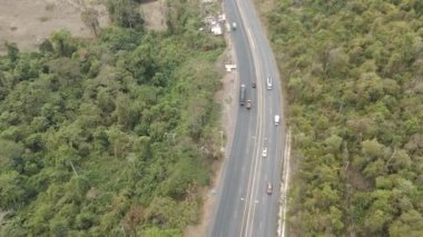 Kırsal kesimdeki trafiğin manzaralı manzarası