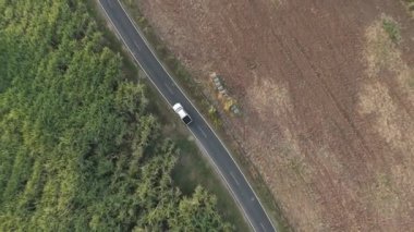 Sürücü kamyonetinin hava manzaralı manzarası