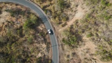 Drone görüntüleri. Terk edilmiş yollarda bir kamyonet sür.