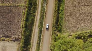 Drone, kamyonetin manzaralı görüntüsü. 
