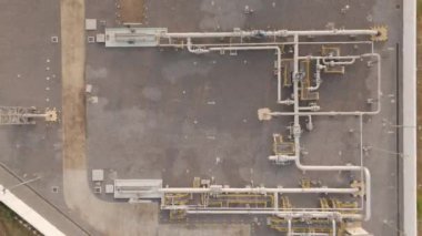 İnsansız hava aracı, doğal gaz valf kontrol istasyonunun manzaralı görüntülerini çekiyor.