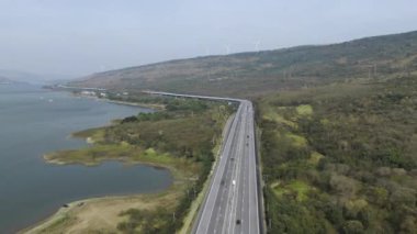 M6 otoyolu Nakhon Ratchasima Eyaleti Bang Pa-in. Lam Ta Khong Nehri ve Dağı. Manzaranın insansız hava aracı görüntüsü kırsal bölge trafiği. Nakhon Ratchasima Tayland. Korat Otoyolu