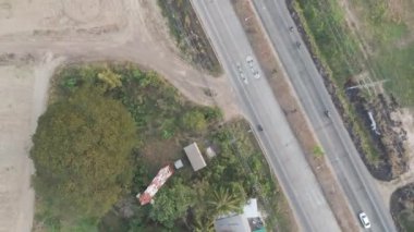 İnsansız hava aracı görüntüsü. Kırsal bölgedeki otobanda çok sayıda aracın trafiğinin manzarası.