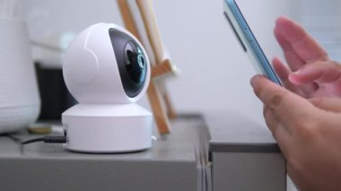 IP kamerasını kontrol etmek için akıllı telefon kullanan insanlar