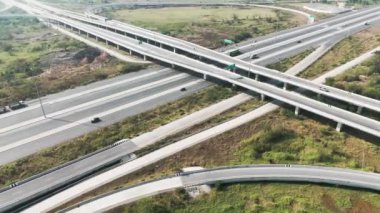 İnsansız hava aracı görüntüsü. Kırsal bölgedeki otobanda çok sayıda aracın trafiğinin manzarası.