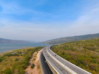 M6 otoyolu Nakhon Ratchasima Eyaleti Bang Pa-in. Lam Ta Khong Nehri ve Dağı. Manzaranın insansız hava aracı görüntüsü kırsal bölge trafiği. Nakhon Ratchasima Tayland. Korat Otoyolu