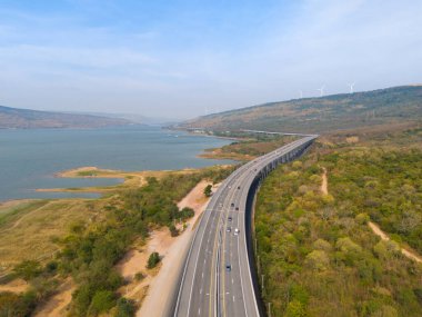 M6 otoyolu Nakhon Ratchasima Eyaleti Bang Pa-in. Lam Ta Khong Nehri ve Dağı. Manzaranın insansız hava aracı görüntüsü kırsal bölge trafiği. Nakhon Ratchasima Tayland. Korat Otoyolu
