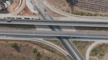 Drone kırsal kesimdeki trafiğin manzaralı arter görüntüsü