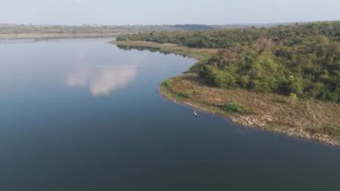 Büyük nehir ve ormanın manzaralı insansız hava aracı görüntüleri. 