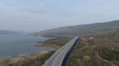 Drone kırsal kesimdeki trafiğin manzaralı arter görüntüsü