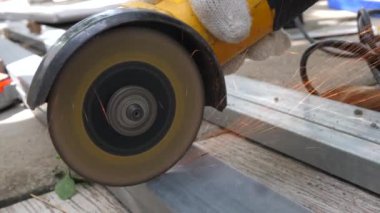 Elektrikli öğütücü demiri kesiyor.