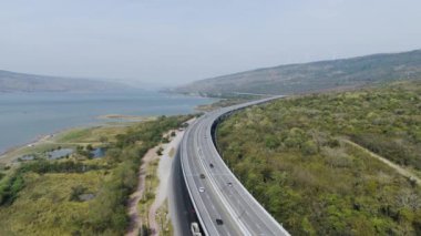 M6 otoyolu Nakhon Ratchasima Eyaleti Bang Pa-in. Lam Ta Khong Nehri ve Dağı. Manzaranın insansız hava aracı görüntüsü kırsal bölge trafiği. Nakhon Ratchasima Tayland. Korat Otoyolu