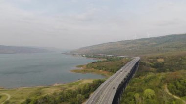 M6 otoyolu Nakhon Ratchasima Eyaleti Bang Pa-in. Lam Ta Khong Nehri ve Dağı. Manzaranın insansız hava aracı görüntüsü kırsal bölge trafiği. Nakhon Ratchasima Tayland. Korat Otoyolu