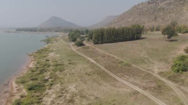 Kurak mevsimde büyük nehir ve ormanın hava manzaralı insansız hava aracı görüntüleri.