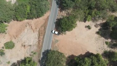 Terk edilmiş yolda kamyonet sürüyorum.