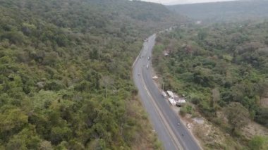 Drone, orman ve dağ arasındaki kırsal kesimlerin manzaralı manzarasını görüntülüyor.