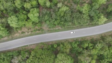 Drone 'un hava görüntüsü kurak mevsimde ıssız bir yerde araba sürerken çekilmiş manzarası.