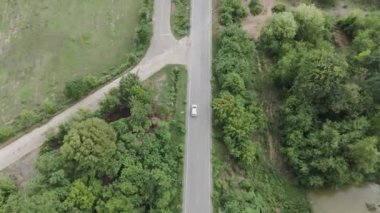 Drone 'un hava görüntüsü kurak mevsimde ıssız bir yerde araba sürerken çekilmiş manzarası.