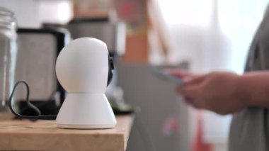 İnsanlar kamerayı kontrol etmek için akıllı telefon kullanıyor. Dijital gözetleme ve akıllı ev konsepti