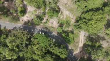 Drone 'un hava görüntüsü kurak mevsimde kırsal alanda terk edilmiş kamyonet yolu manzarası.