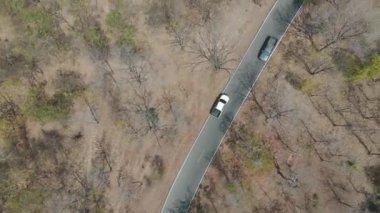 Drone 'un hava görüntüsü kurak mevsimde kırsal alanda terk edilmiş kamyonet yolu manzarası.
